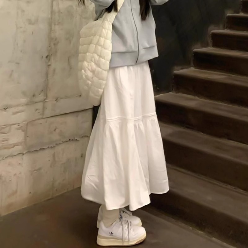 White, laid-back, flowing skirt for women's Spring and Autumn 2025 new style, concealing flaws and slimming, high-end, elegant and casual long dress Application Scenario