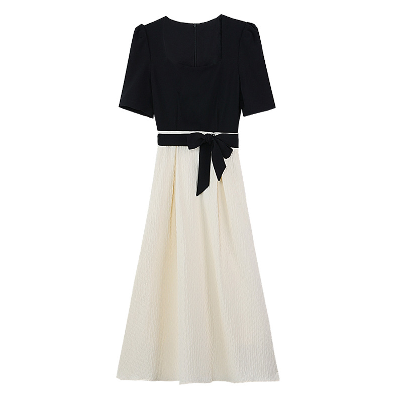 A white dress is a fashionable choice. A halter dress is a sexy women's dress. The fabric texture of the dress Item Picture