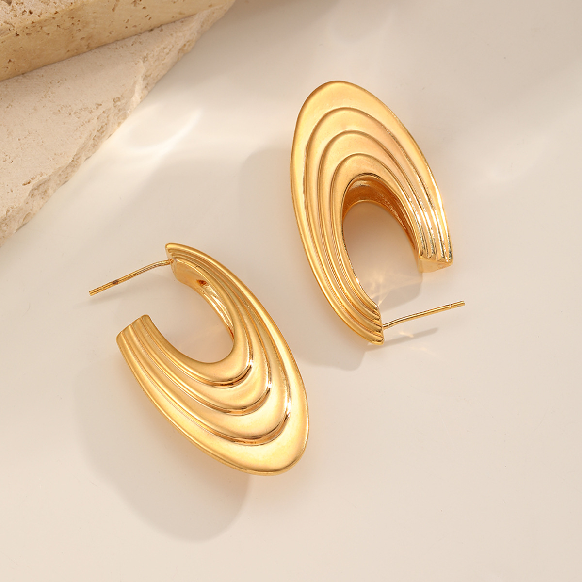 Nasha cross-border European and American copper-plated 18K real gold teardrop U-shaped earrings for women, S925 silver needle, fashionable, exaggerated and niche stud earrings Application Scenario