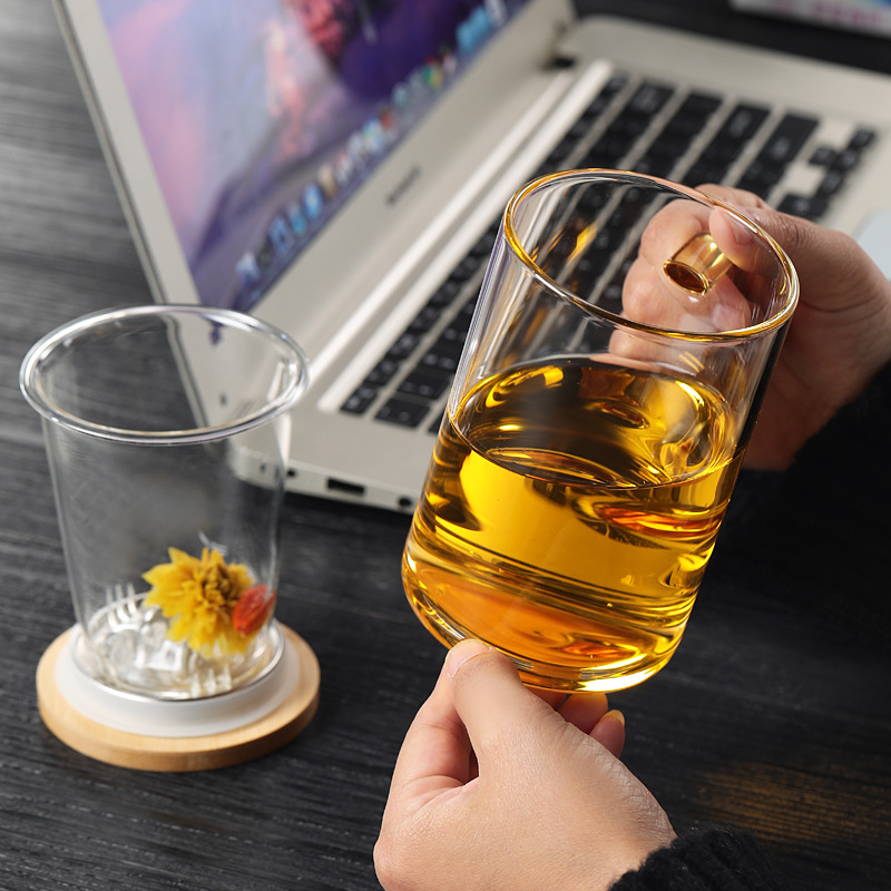 High borosilicate glass water cup, mountain viewing cup, tea water separation cup, tea brewing cup, filter three-piece cup, bamboo and wood lid cup, tea water cup Application Scenario