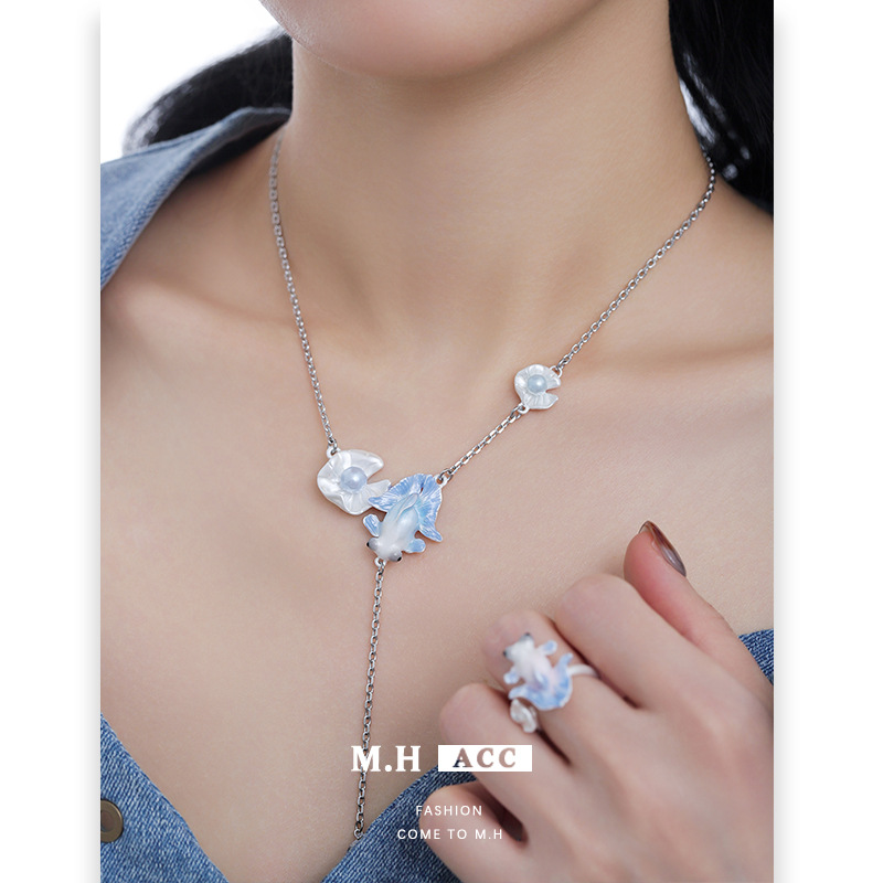 Seaside vacation style goldfish pendant necklace accessory, women's fashion, exquisite and elegant, original design sense, long collarbone chain details Picture