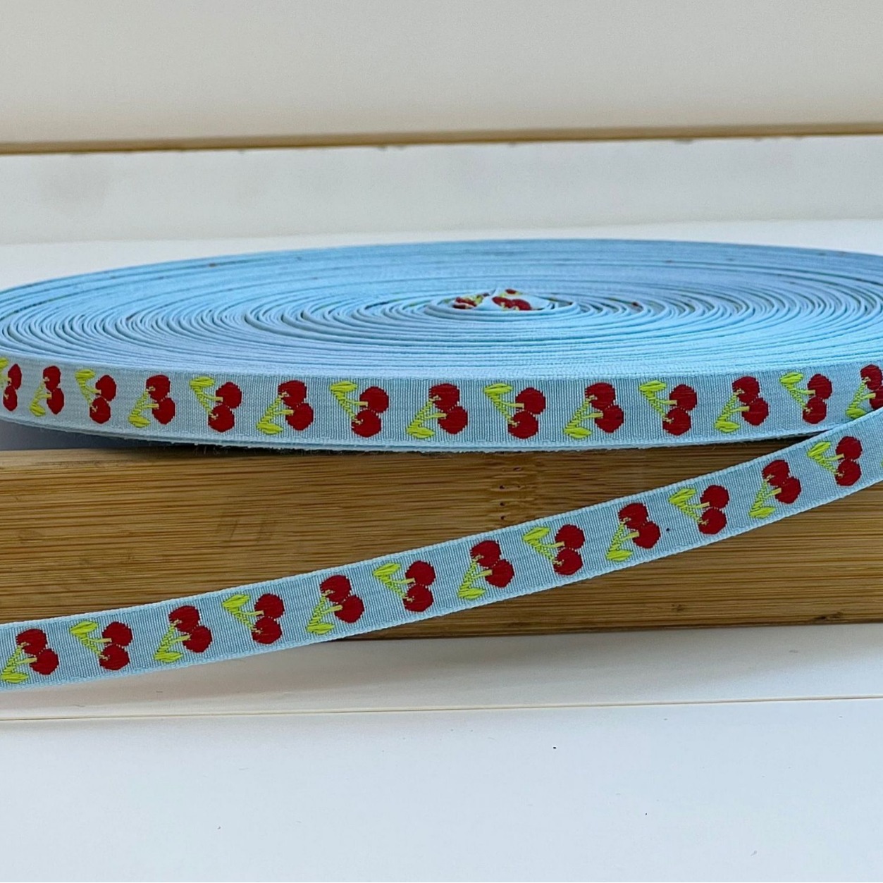 1 cm embroidered jacquard ribbon, hair accessory, headwear, shoe, hat, bag border strap, ethnic woven ribbon, satin ribbon, tie, DIY by hand Application Scenario