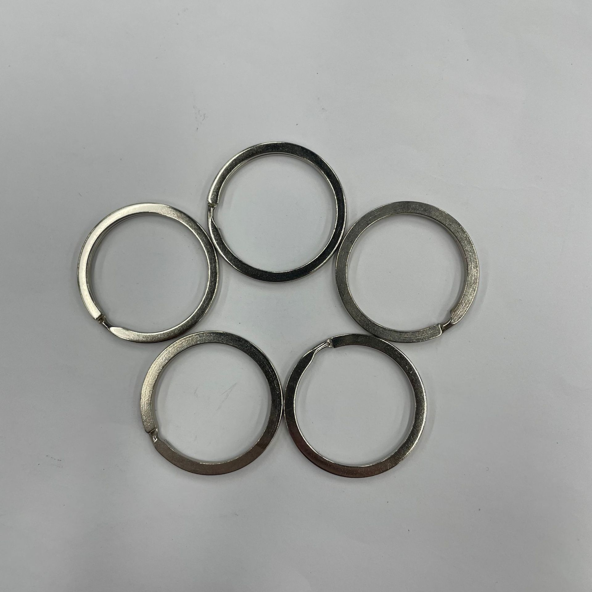 Factory stock of 32mm stainless steel key rings. Customized sizes available. Wholesale of flat rings for office and household use Application Scenario