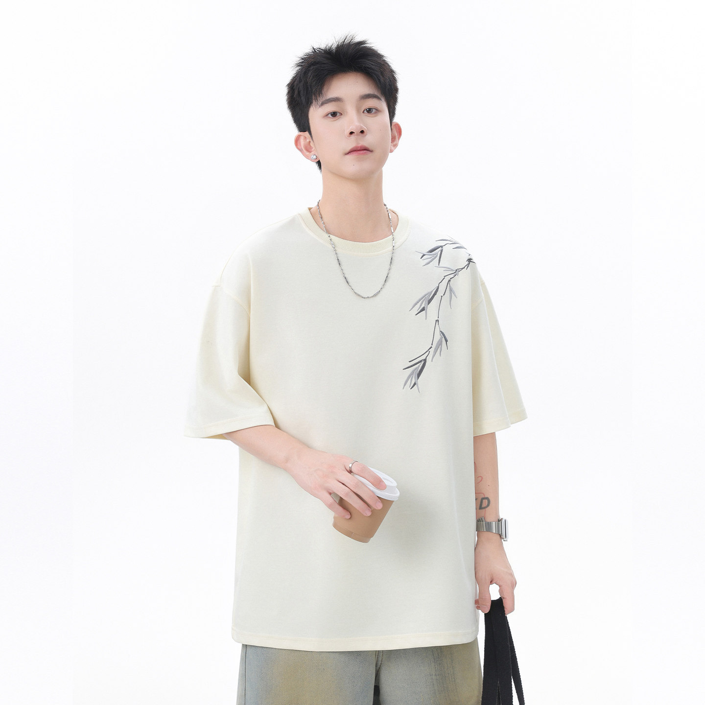 2026 New Chinese-style summer thin short-sleeved men's T-shirt with embroidery, loose and casual half-sleeved men's round-neck top Application Scenario