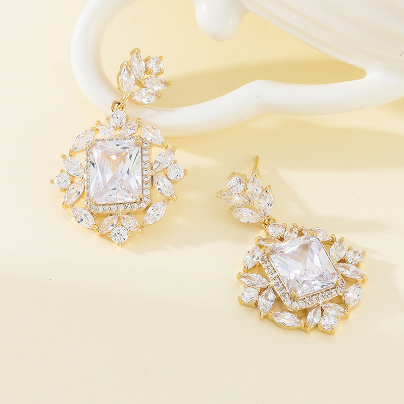 Light luxury, super sparkling zircon earrings, women's ins style, niche design sense, S925 silver needle earrings, high-end and exaggerated earrings trend Specification drawing