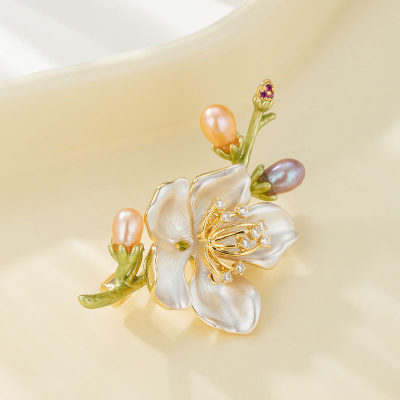 Forest-themed elegant freshwater pearl flower brooch, a niche design of light luxury floral pins, a new ultra-ethereal brooch Forest-themed elegant freshwater pearl flower brooch, a niche design of light luxury floral pins, a new ultra-ethereal brooch