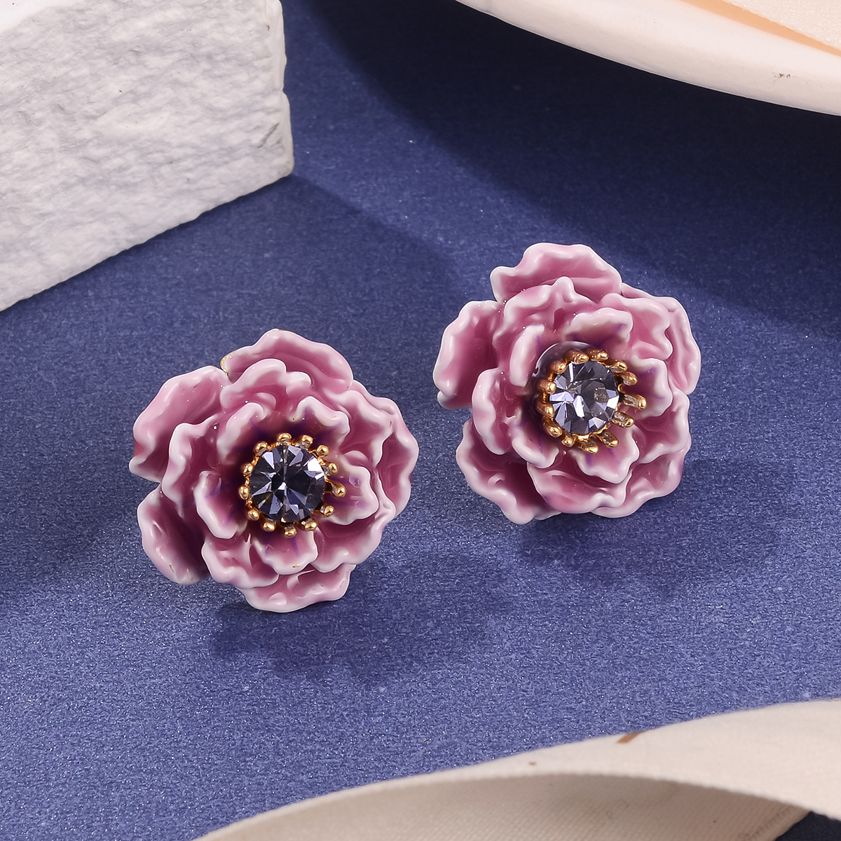 New enamel flower stud earrings with a niche and elegant design sense, 2024 vintage diamond-encrusted oil high-end earrings details Picture