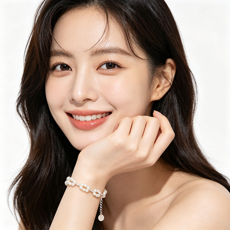 High-end pearl flower bracelet 2026 new style for girls, light luxury, niche, high-end and elegant white jewelry accessory details Picture
