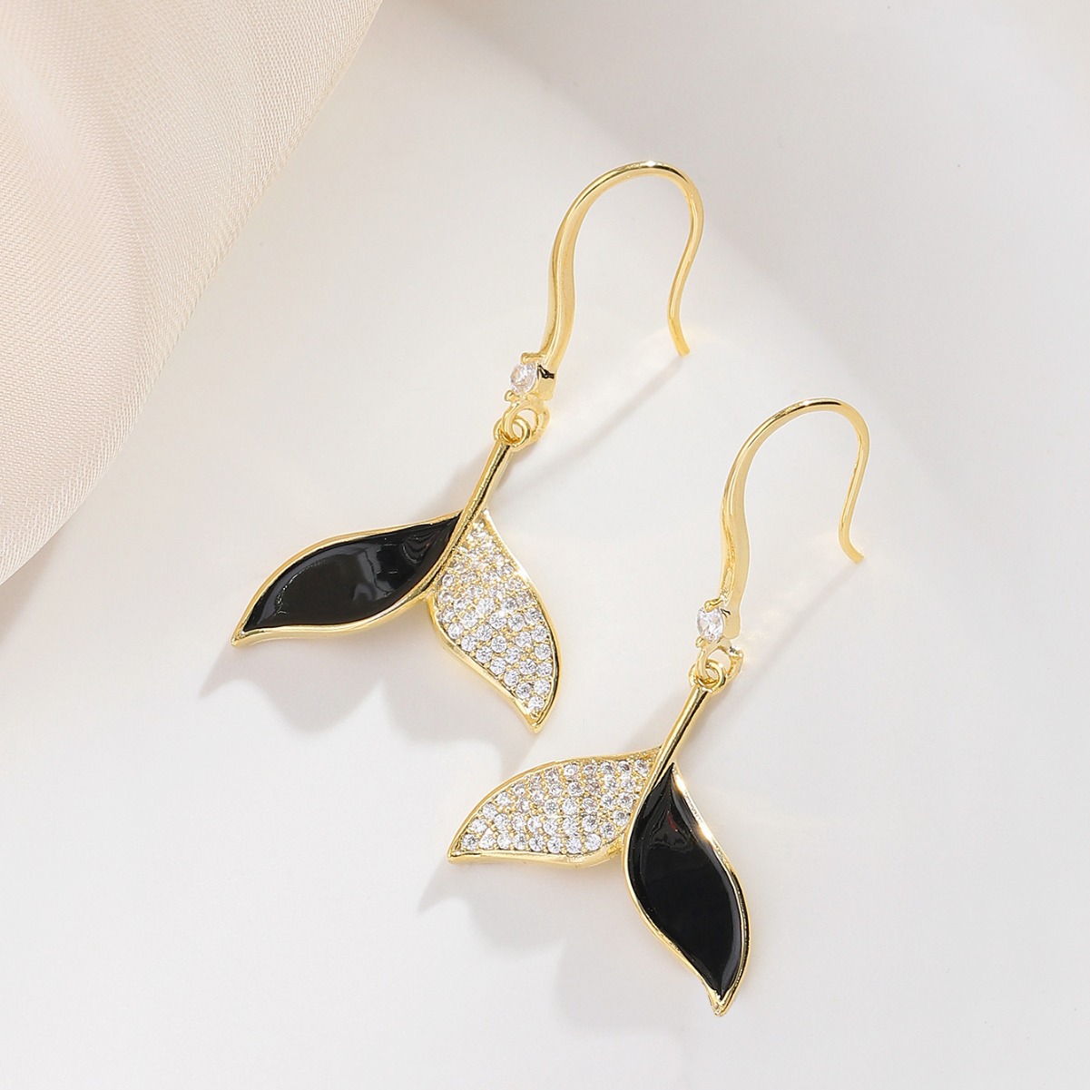 High-end beauty fishtail earrings, women's ins-style light luxury copper gold-plated earrings, high-quality lacquered long earrings wholesale details Picture