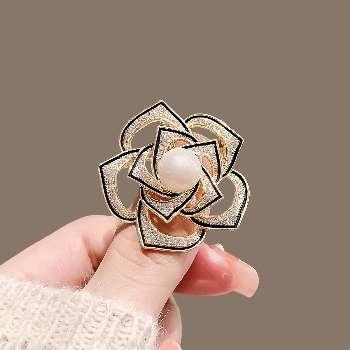 The three-dimensional French hollowed-out camellia brooch exudes an exquisite and high-end design, with a simple and elegant chanel-style brooch accessory for women Specification image