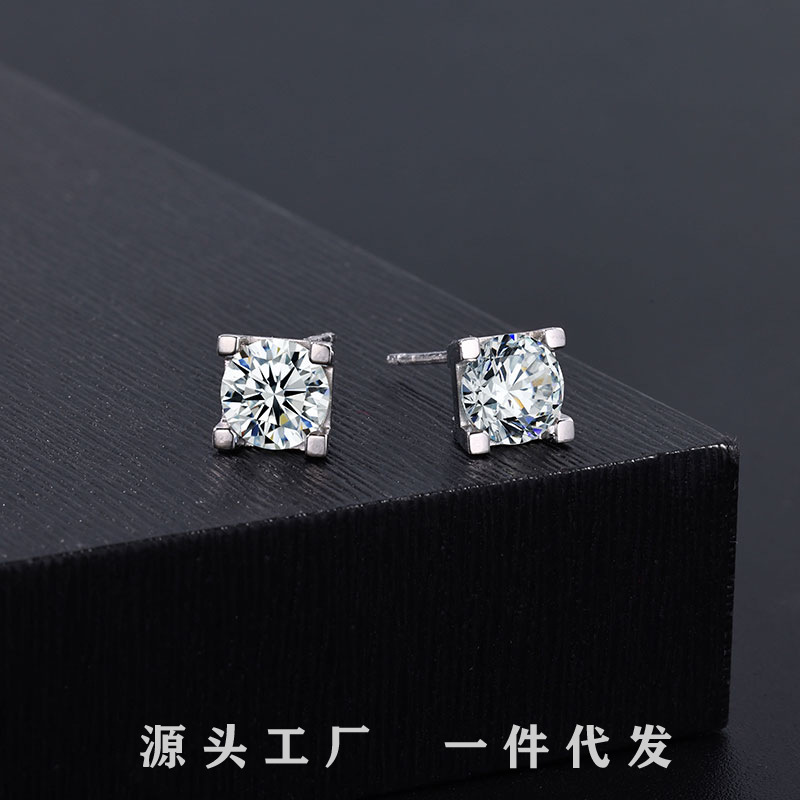 Zhuoheng selects 925 sterling silver and white gold bull horn and bull head ear studs, set with one-carat moissanite four-pronged ear studs and earrings, which are unique and simple details Picture