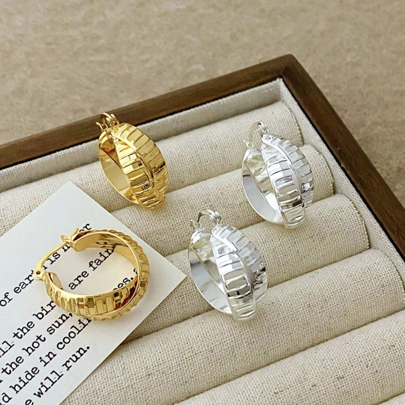 Douyin's best-selling copper gold-plated cross-striped ring ear earrings are versatile, fashionable, and exude an ins style with a high-end touch of silver Specification image