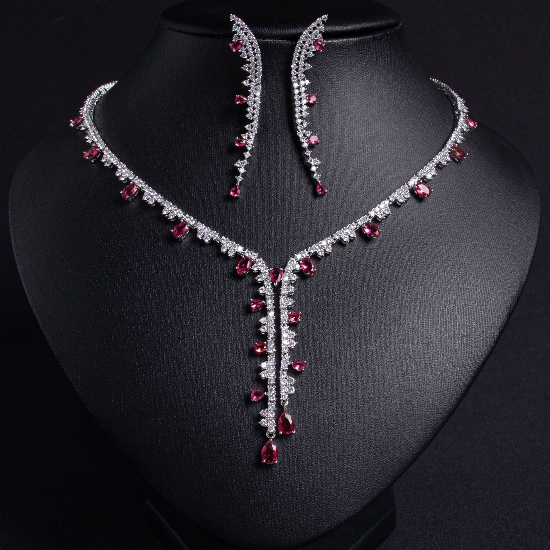 Bright and elegant, European and American popular electroplated thick silver bride jewelry necklace set, wedding dress and evening gown accessories, simple necklace details Picture