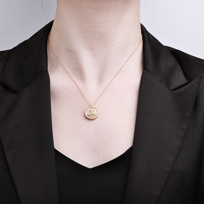A rotatable diamond-encrusted eight-treasure compass necklace with a high-end and light luxury collarbone chain, a new Chinese-style heavy jewelry for women. A gift for your girlfriend Specification image