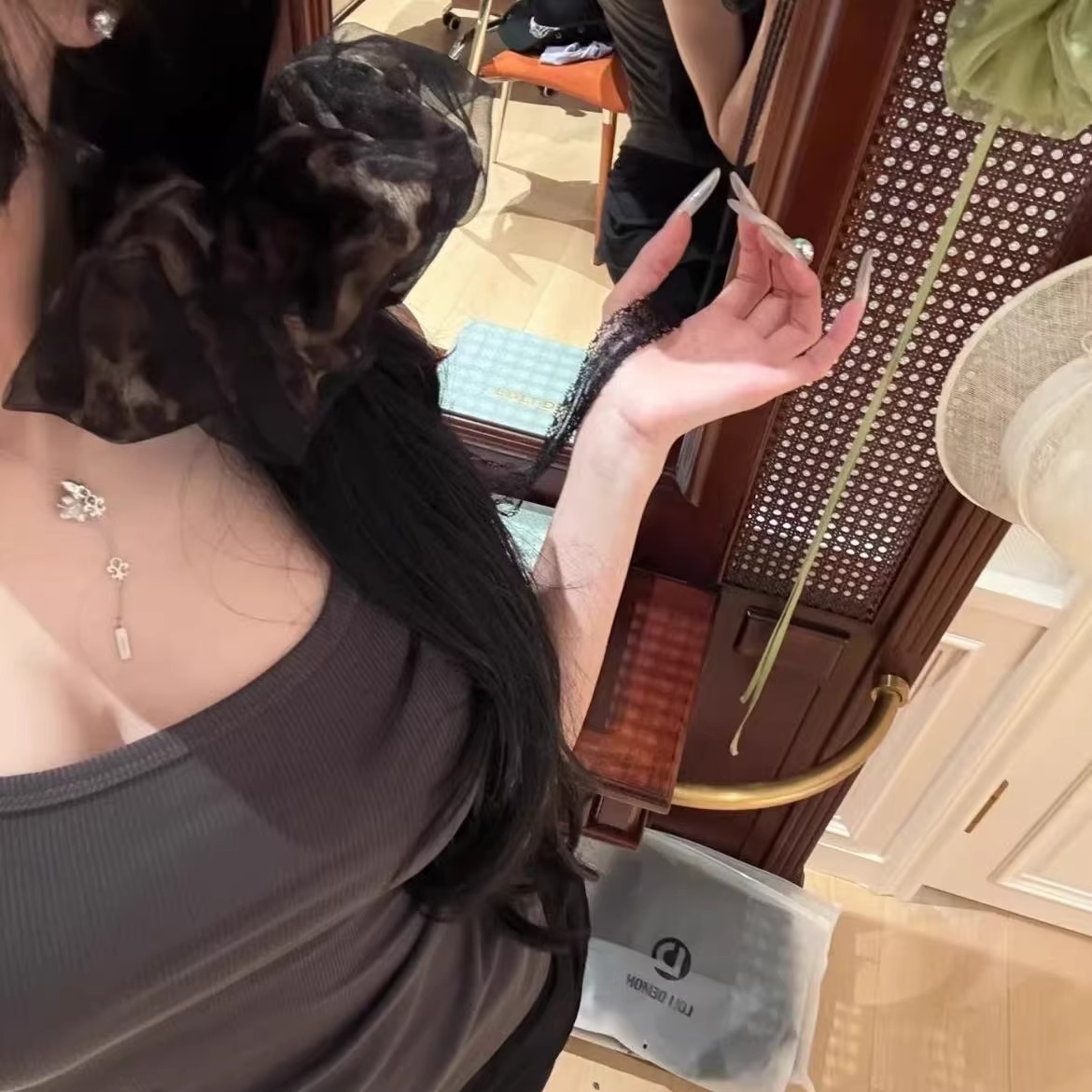 The oversized leopard print hair band, double-layer mesh design, large intestine circle, high-end heavy industry hair accessory, long ribbon hair band, the same style as Tianzong Specification image