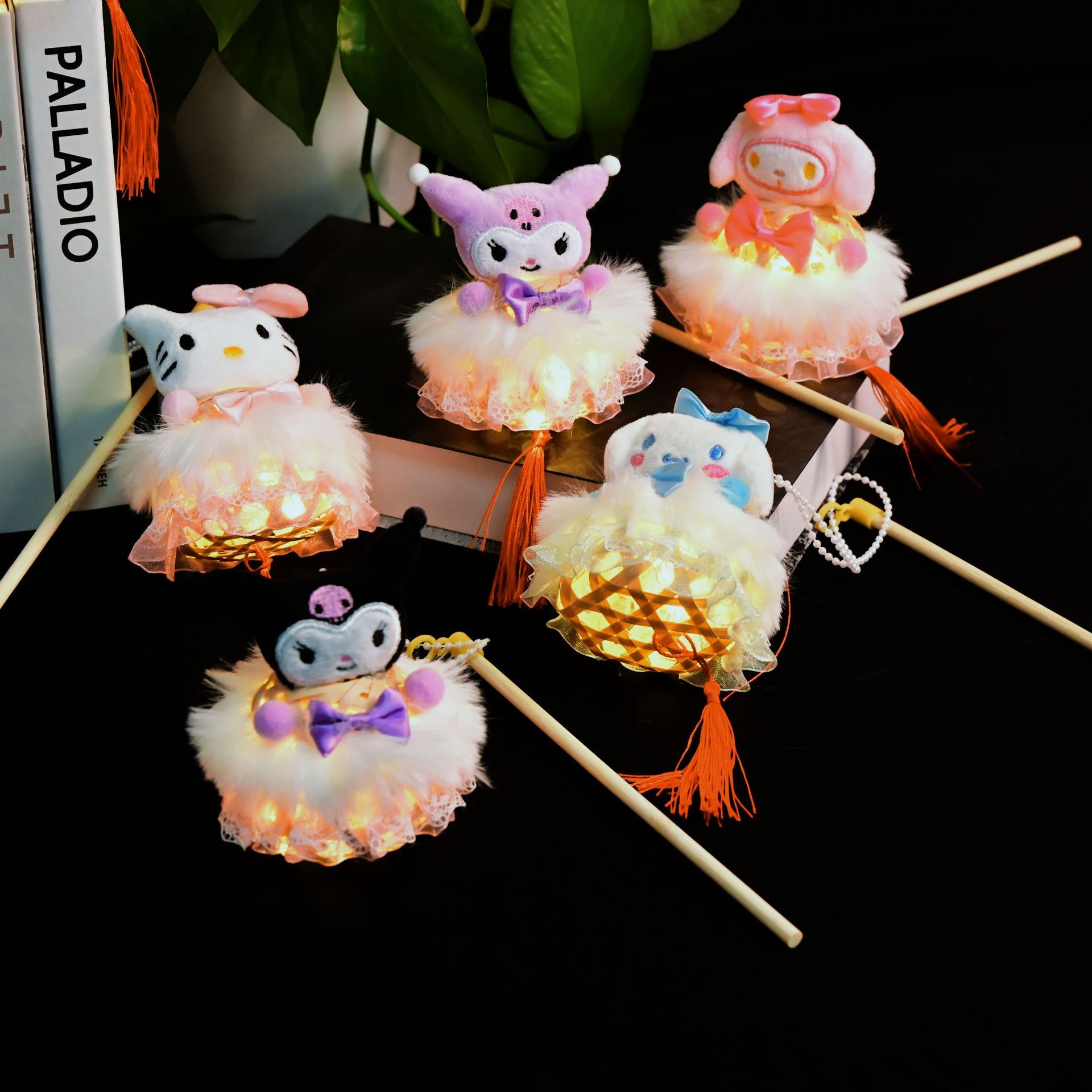 Bamboo-woven cartoon lanterns are bestsellers. New Chinese-style Mid-Autumn and New Year Festival, children's lanterns are set up at street stalls in scenic spots and night markets