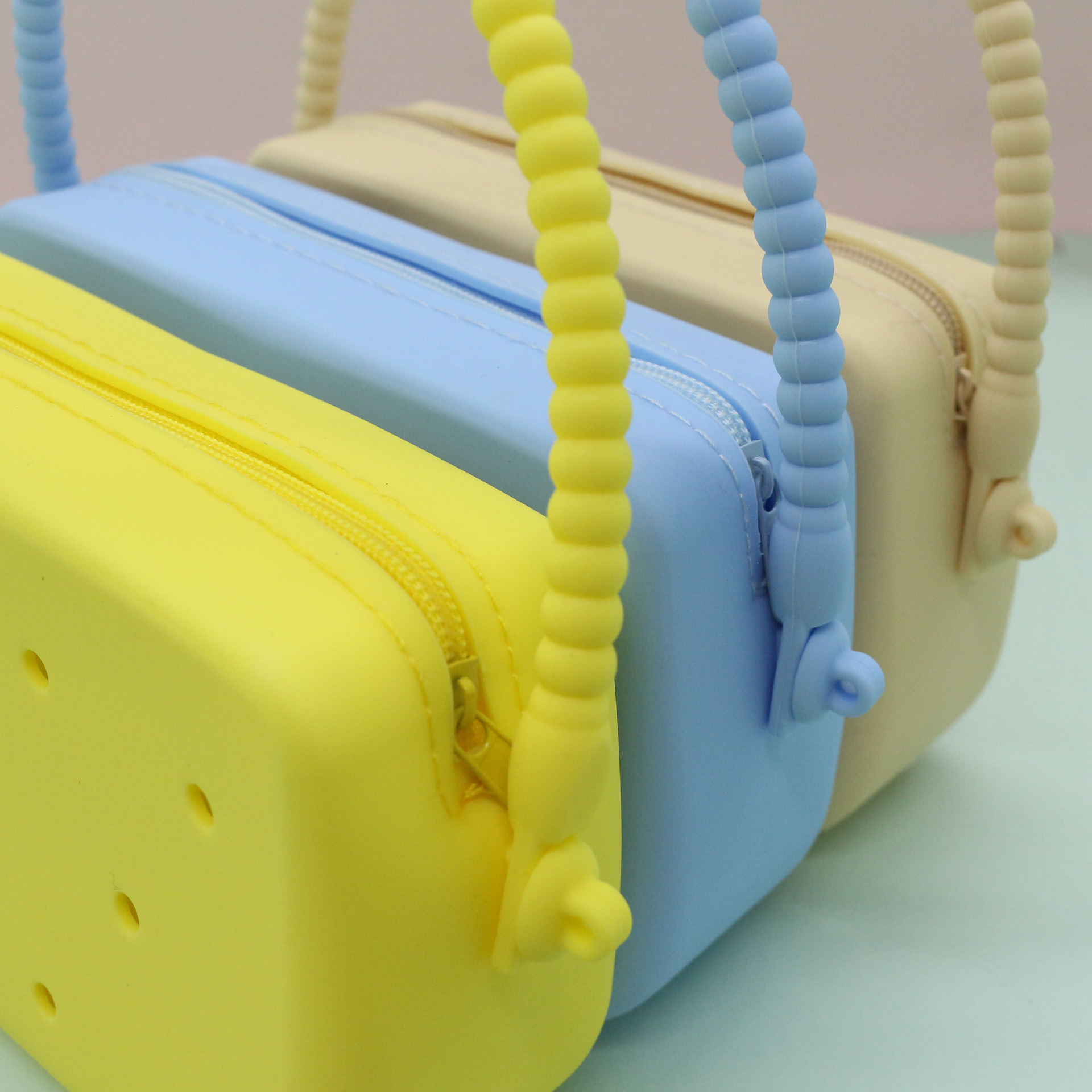 In-stock cartoon silicone hole bags, mini coin purses, diy storage bags, earphone cases, keychains, pendants and gifts Application Scenario