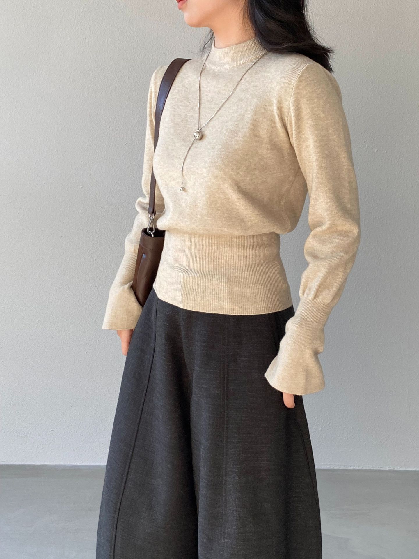 Jiangzuo [Winter Daylight] Korean-style semi-high neck flared sleeve knitted sweater for women to slim their waisted waist in winter 3012 Application Scenario