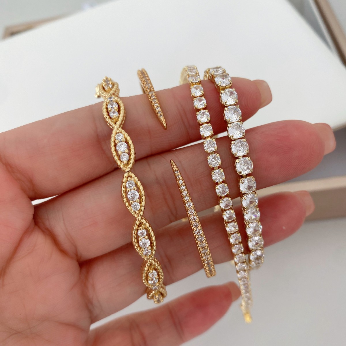 Wholesale of fashionable diamond zircon bracelets and bangles with a light luxury and high-end feel, versatile and simple details Picture