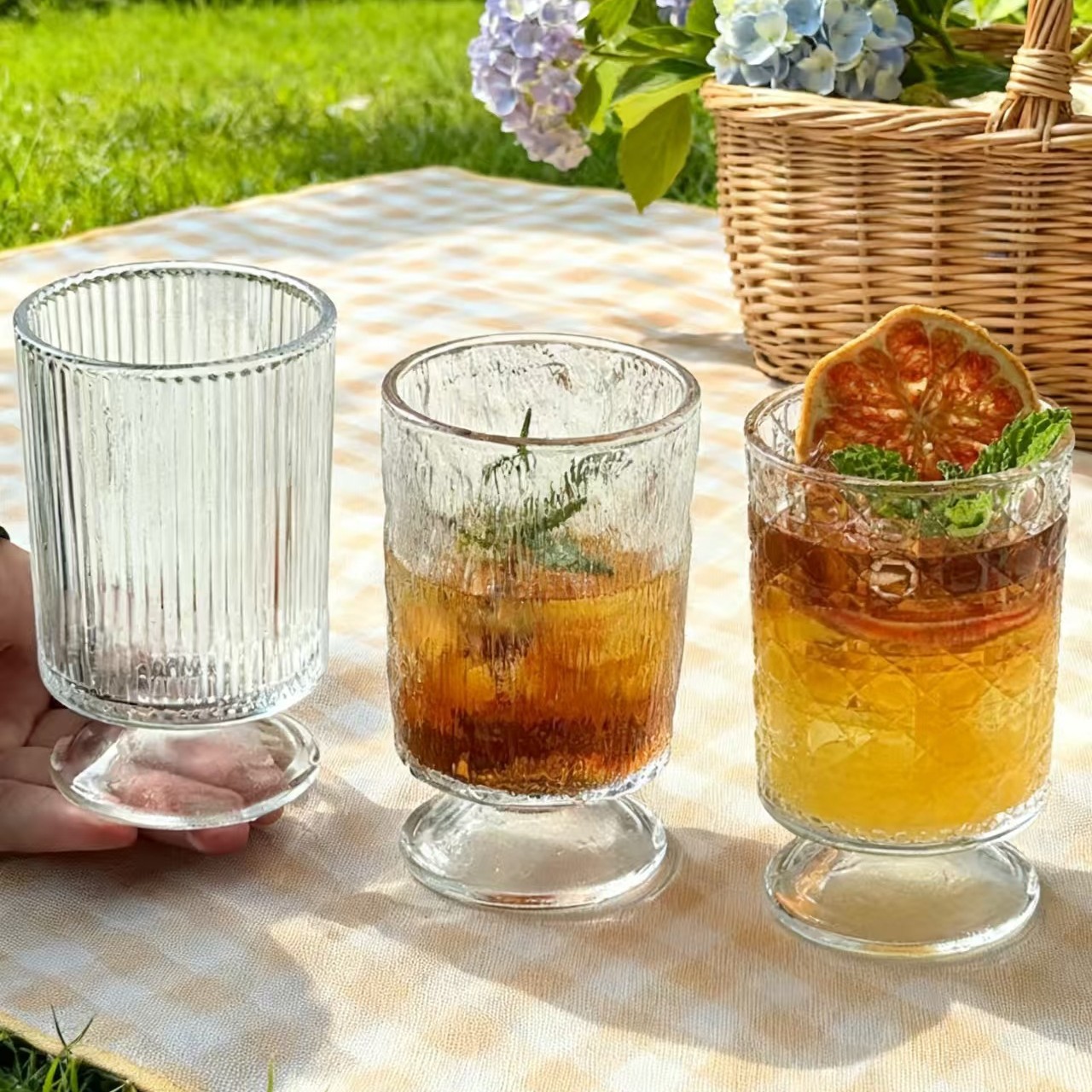 Niche retro low-stemmed cups, slightly tipsy wine glasses, Ins-style glass cups, juice cups, iced Americano cups, cocktail cups Application Scenario