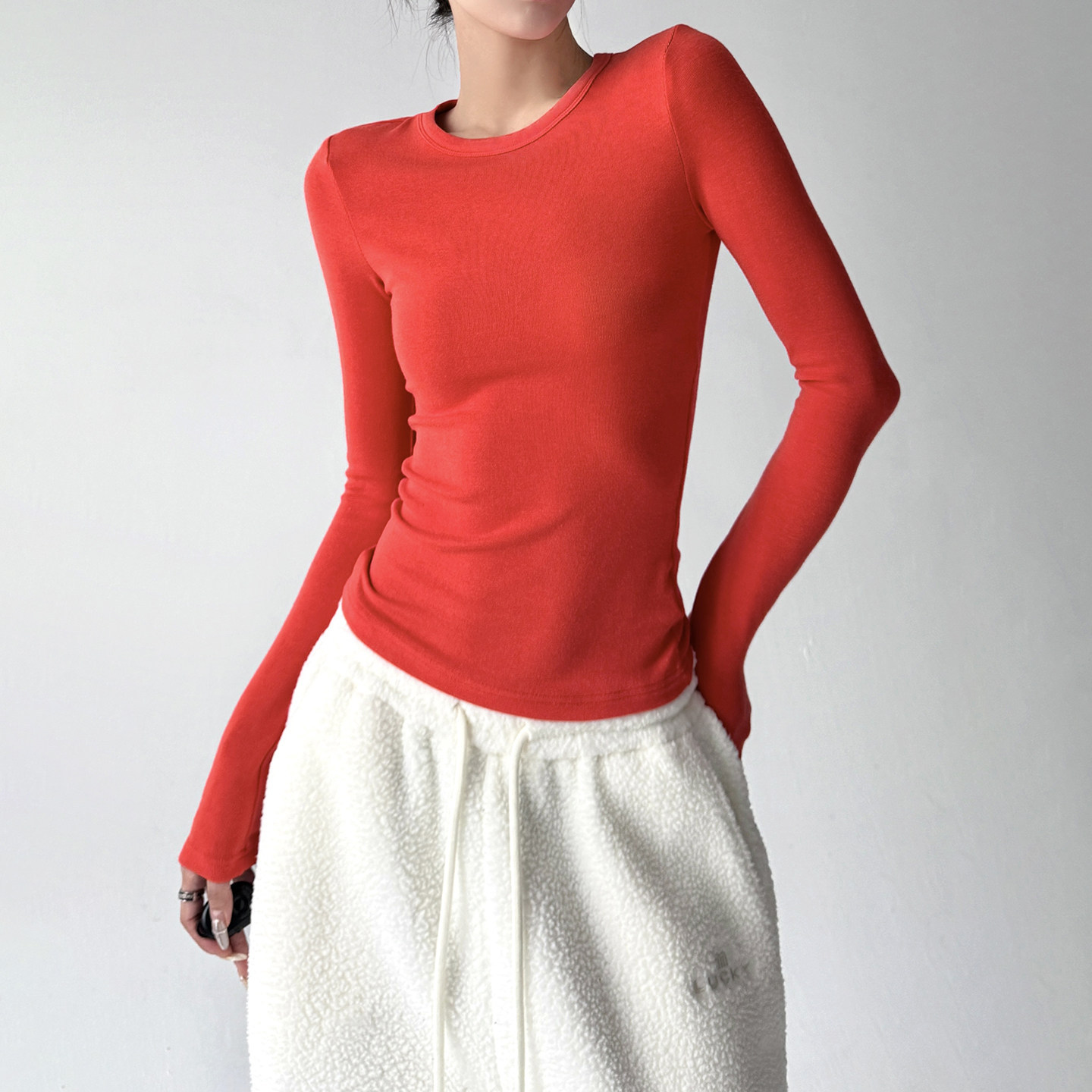 Tight-fitting base layer for women 2026 new autumn and winter hot girl top basic version, exquisite round-neck slimming shoulder T-shirt details Picture