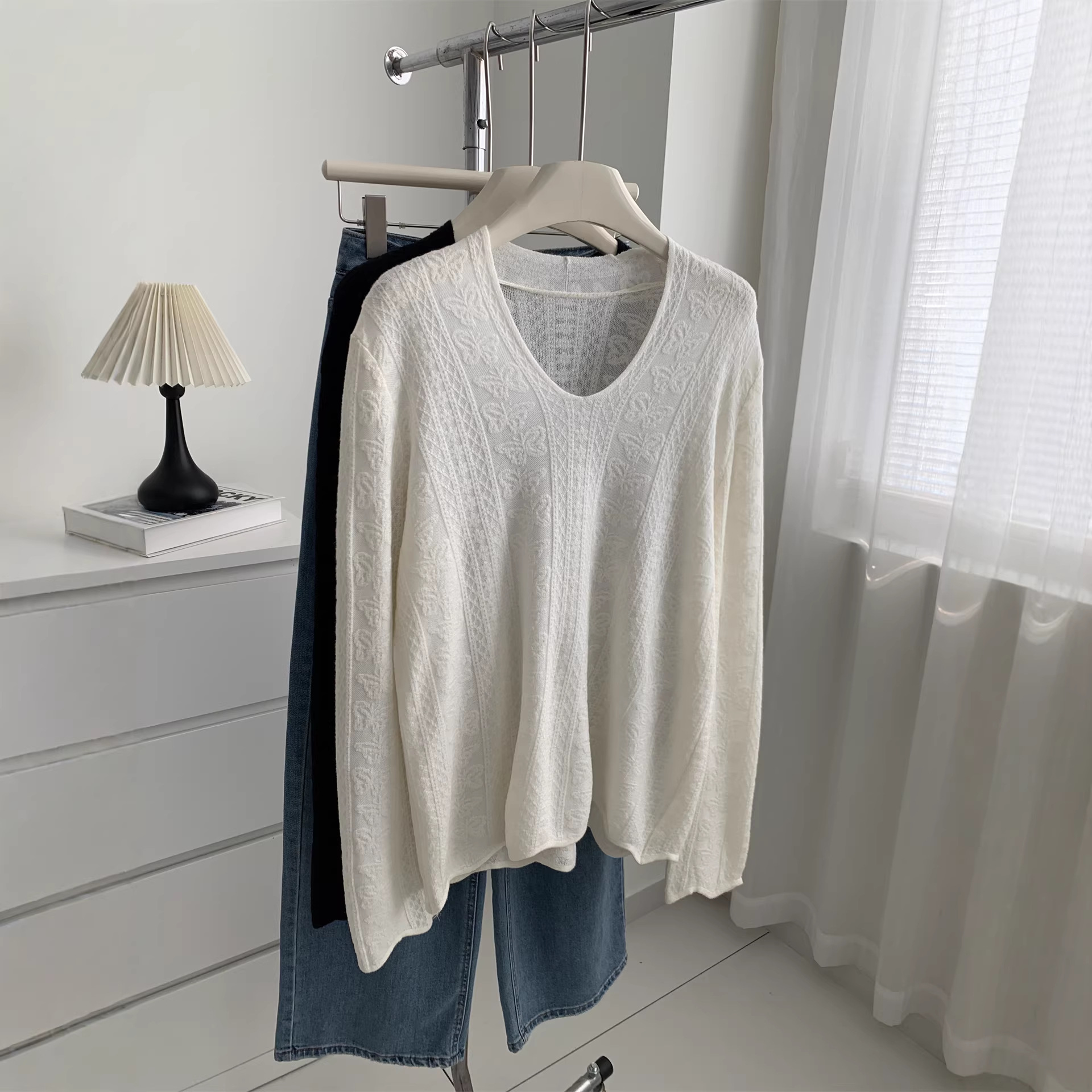 Gentle vintage wool blend beige lace V-neck T-shirt for women, wavy hem knitted base layer