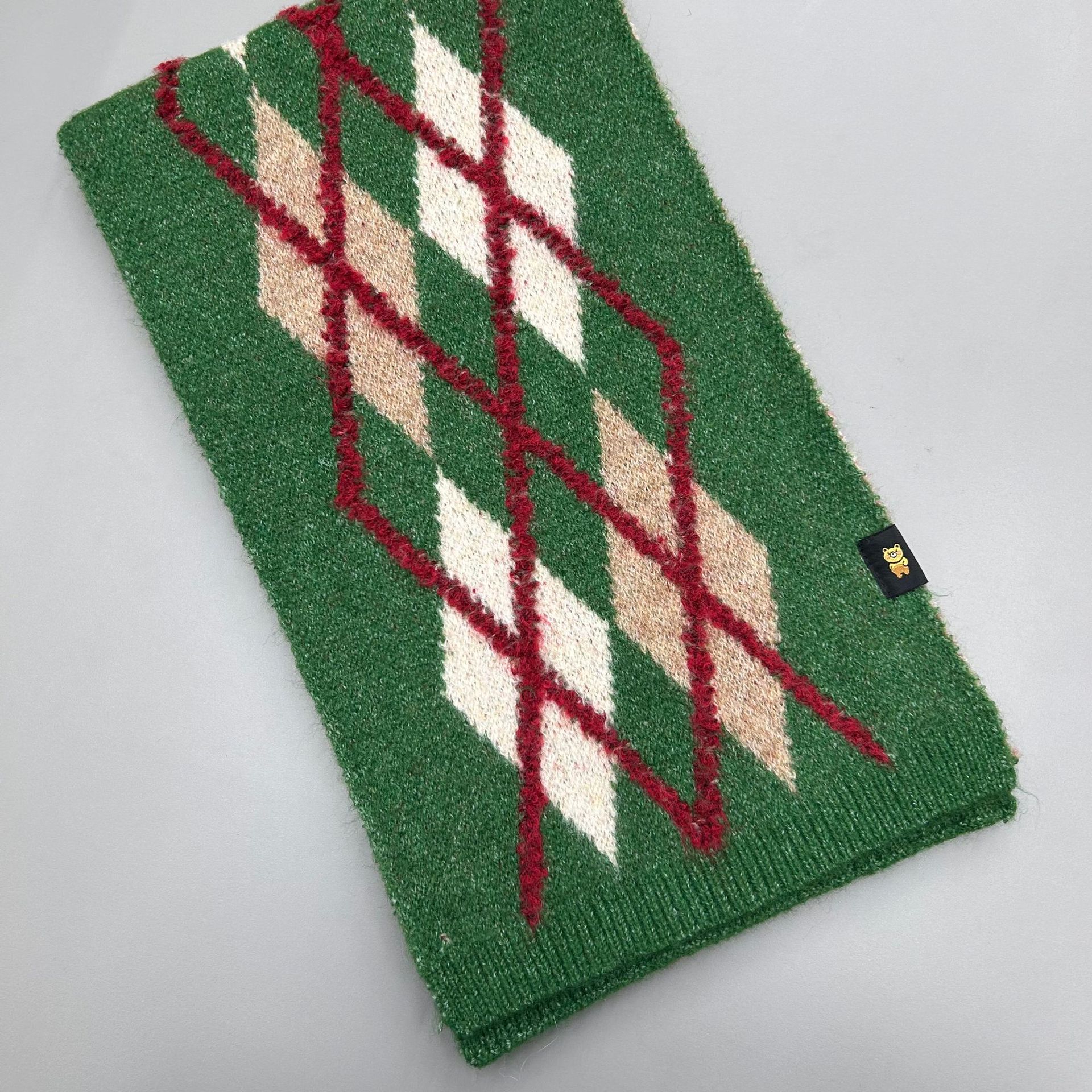 A classic and retro geometric jacquard wool check knitted woolen scarf for women's autumn and winter, a warm and cozy scarf details Picture