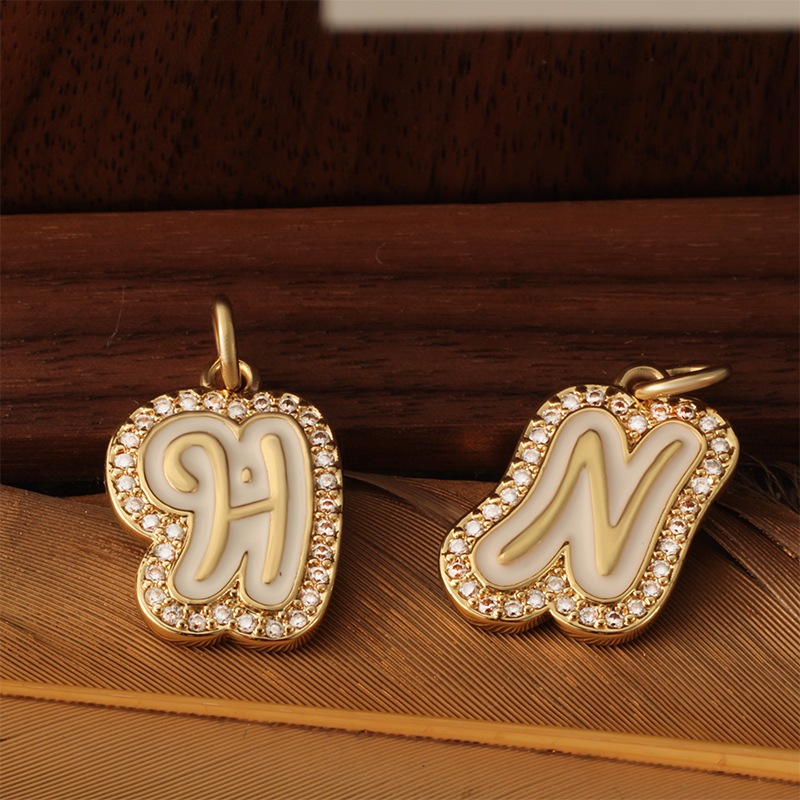 The manufacturer's new 26-style English letter copper pendant with zircon edges, a trendy and high-end collarbone chain necklace for women