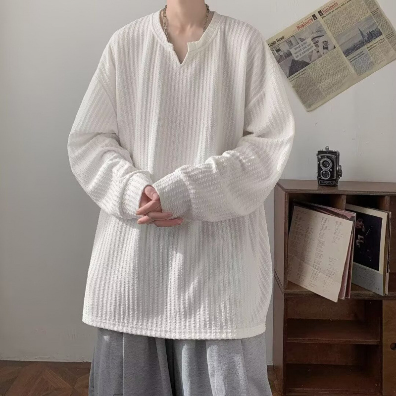 Textured V-neck long-sleeved T-shirt for men, a loose and heavyweight top from a trendy brand for spring and autumn. It exudes a cool and sophisticated vibe, paired with a base layer Application Scenario