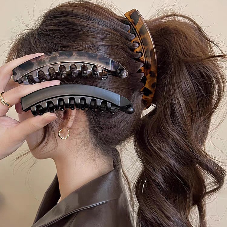 The 2025 new leopard-print banana hair clip exudes a high-end feminine charm. It features a twist clip, a vertical clip, and a high ponytail clip at the back of the head details Picture