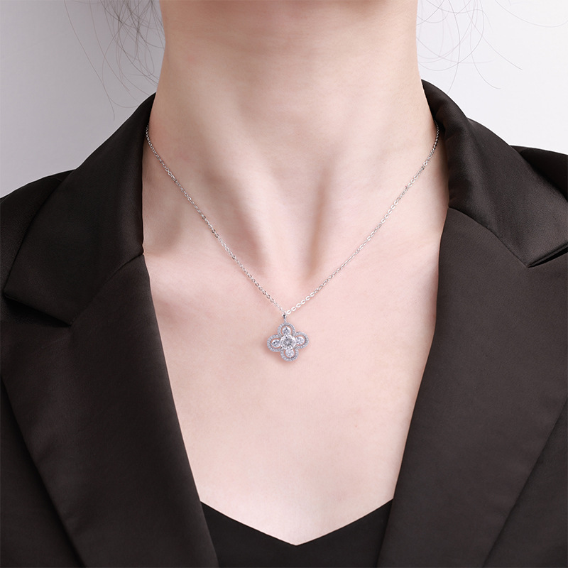 The S925 four-leaf Clover necklace, made of pure silver, is versatile and does not fade. It features a simple, luxurious and high-end design. It is a Mosan necklace