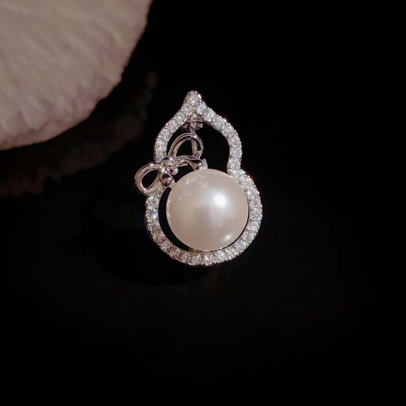 Chinese-style exquisite and fashionable diamond-encrusted hollowed-out pearl gourd brooch, simple and versatile, anti-glare accessory