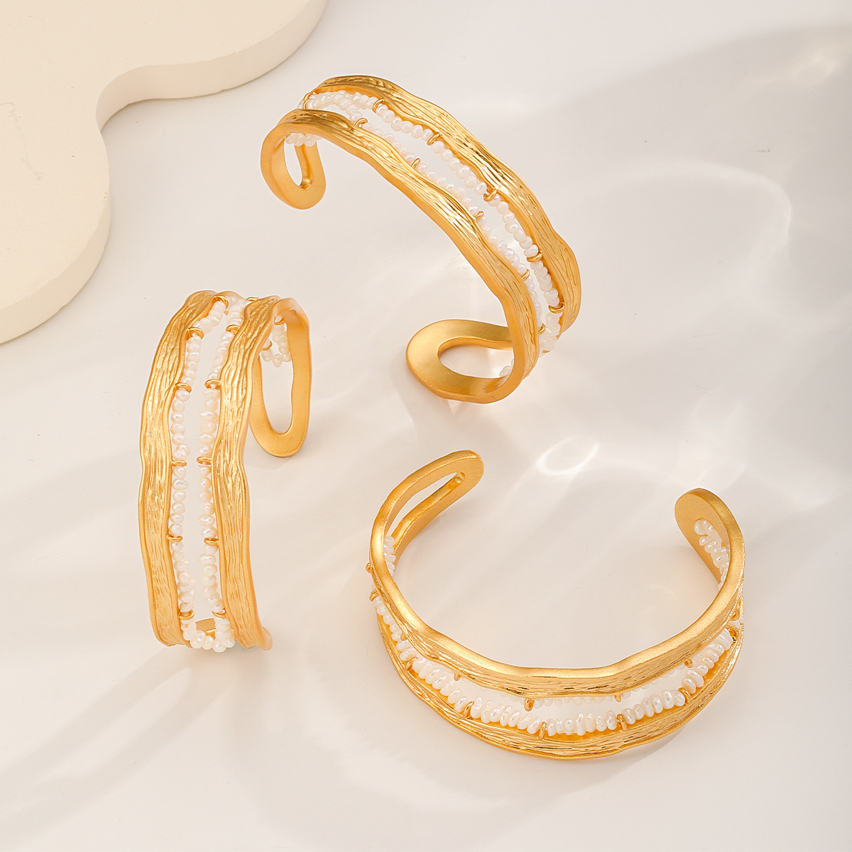 Nasha Light Luxury copper-plated 18K real gold cross-border European and American open bracelet, retro hollowed-out fashionable natural pearl jewelry Specification image