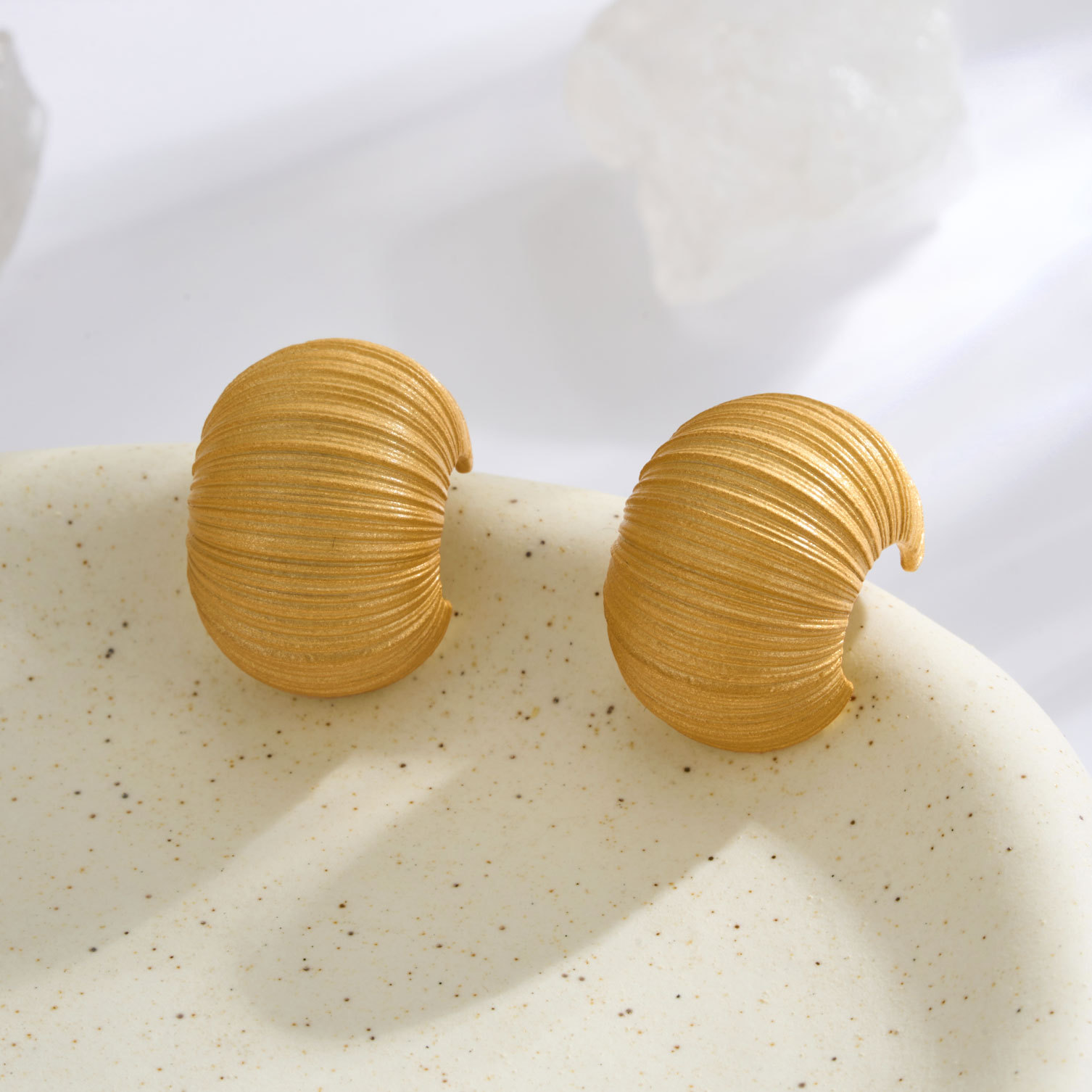 Fuente de fábrica vintage cepillado C redondo curvo pendientes oro y plata dos colores s925 agujas de plata nicho premium earpieces Application Scenario