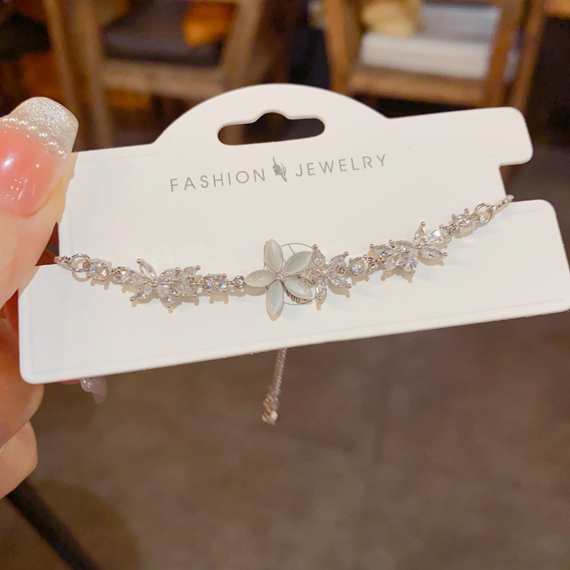 Wholesale of Japanese and Korean fashion light luxury style zircon cat's eye stone flower pull-out bracelets, personalized, versatile and super dazzling jewelry Specification image