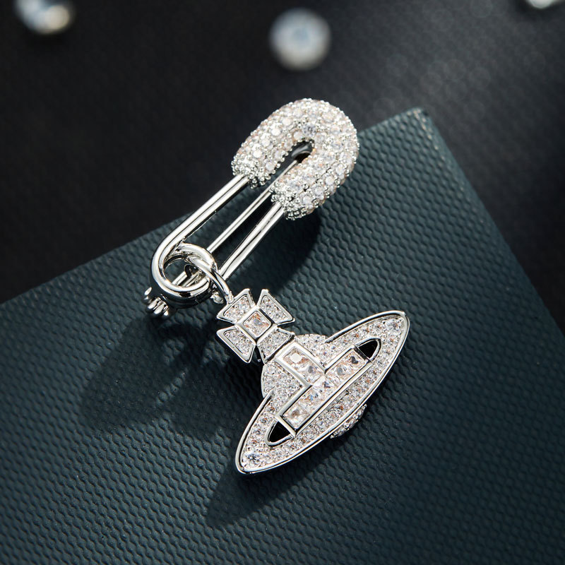 The classic Saturn brooch with a light luxury and fashionable design, slightly studded with zirconium, features a unique and retro look. It is a best-selling brooch for daily wear