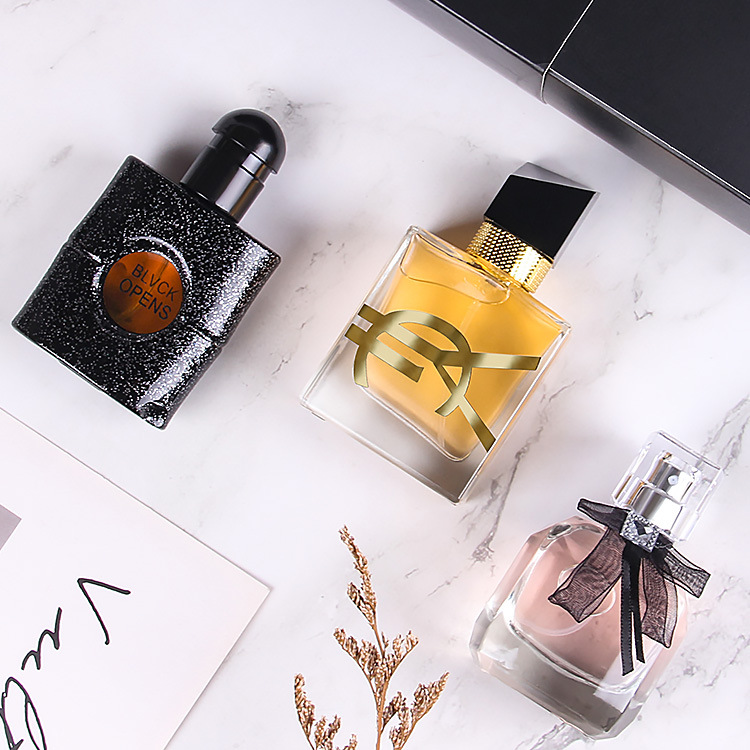 علب العطور المعبأة في ثلاث زجاجات Specification image