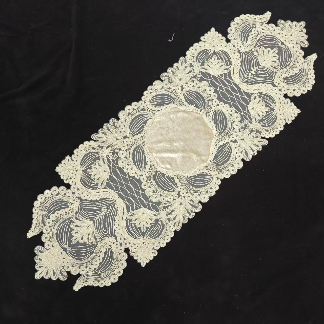 European-style rope-embroidered luxurious table MATS, dining tables, coffee tables, fabric table flags, high-end TV cabinets, embroidered tablecloths, table flags