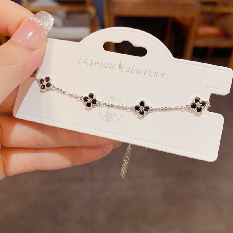 French light luxury high-end diamond-encrusted four-leaf flower bracelet, niche style, fashionable and simple, versatile jewelry wholesale Application Scenario