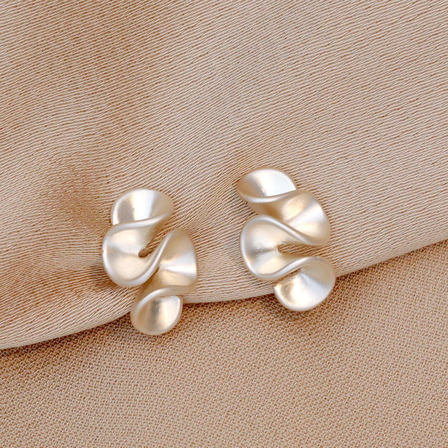 Japonés y coreano nicho plata brillante crema floral geométrico orejeras sin orejeras agujero de silicona para mujeres sin dolor orejeras de una sola pieza multi