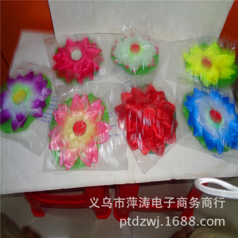 Children's luminous toys, wish lanterns, flame-retardant gifts, sky lanterns, festive decorations, and night lights are all selling well at street stalls