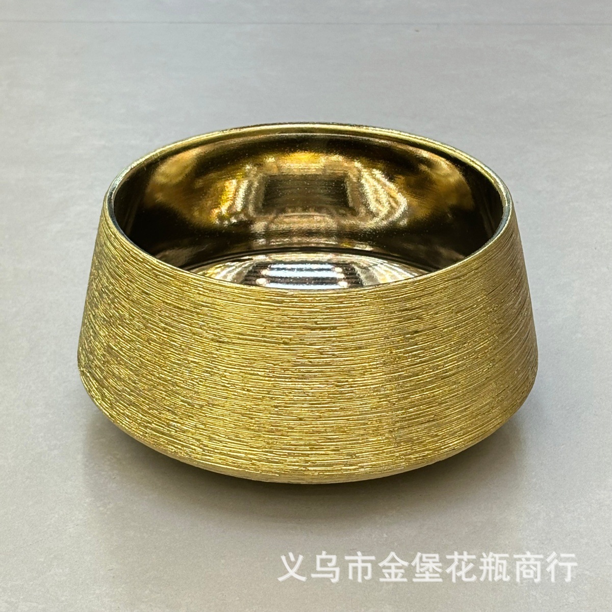 Light luxury horizontal striped gilded ceramic flower POTS, large flower art planting POTS for clubs, high-end indoor decoration flower POTS and basins Application Scenario