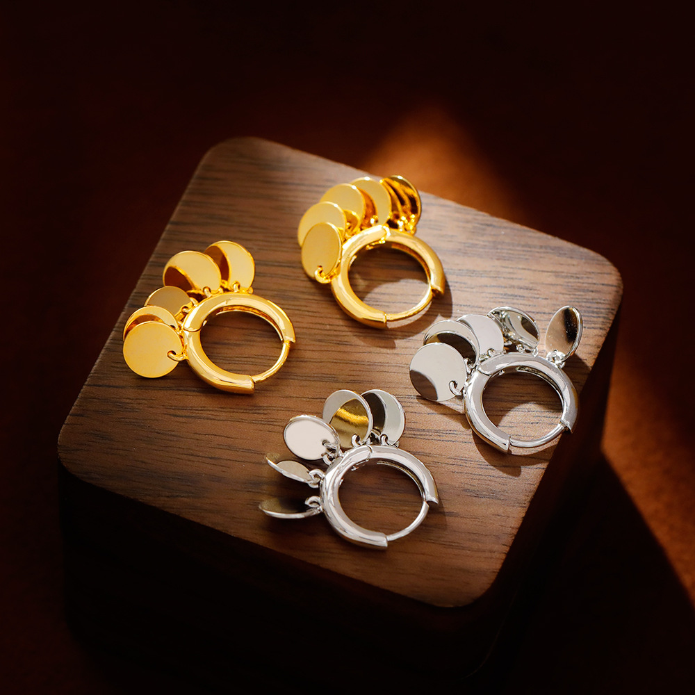 Hyacinth's small round ear rims exude a unique, light luxury and high-end feel for women. The new plain ring commuting earrings and earrings feature tassel sequins