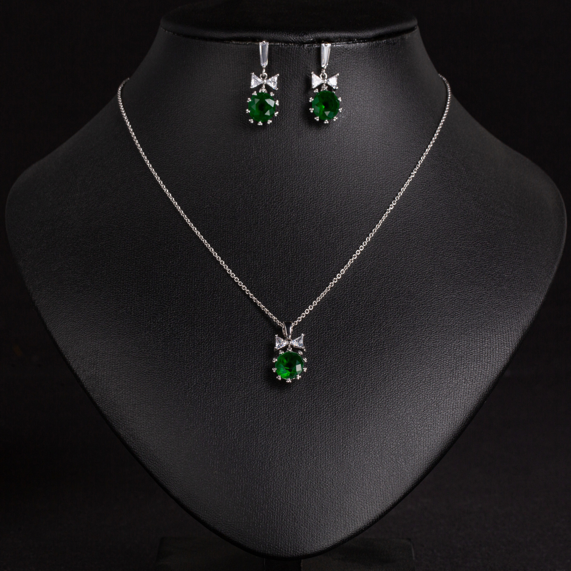 The classic design of the popular geometric round pendant necklace for women in Europe and America, snowflake colored gemstone zircon micro-set jewelry, LJT5280, Getisha jewelry, fashionable and versatile jewelry, banquet dress accessories Application Scenario