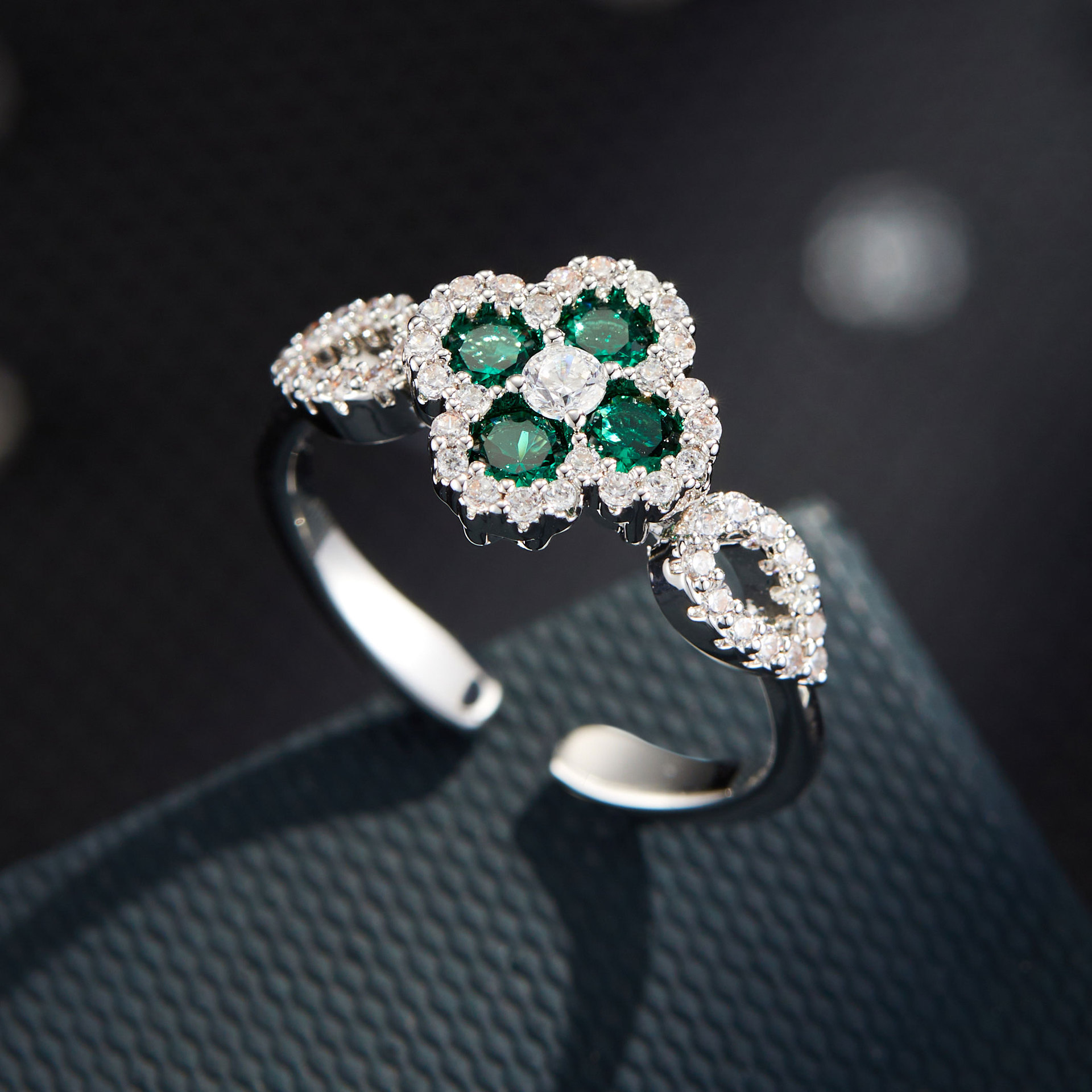 French light luxury four-leaf clover open ring, copper alloy, real gold electroplated with zirconium, adjustable index finger ring new style Application Scenario