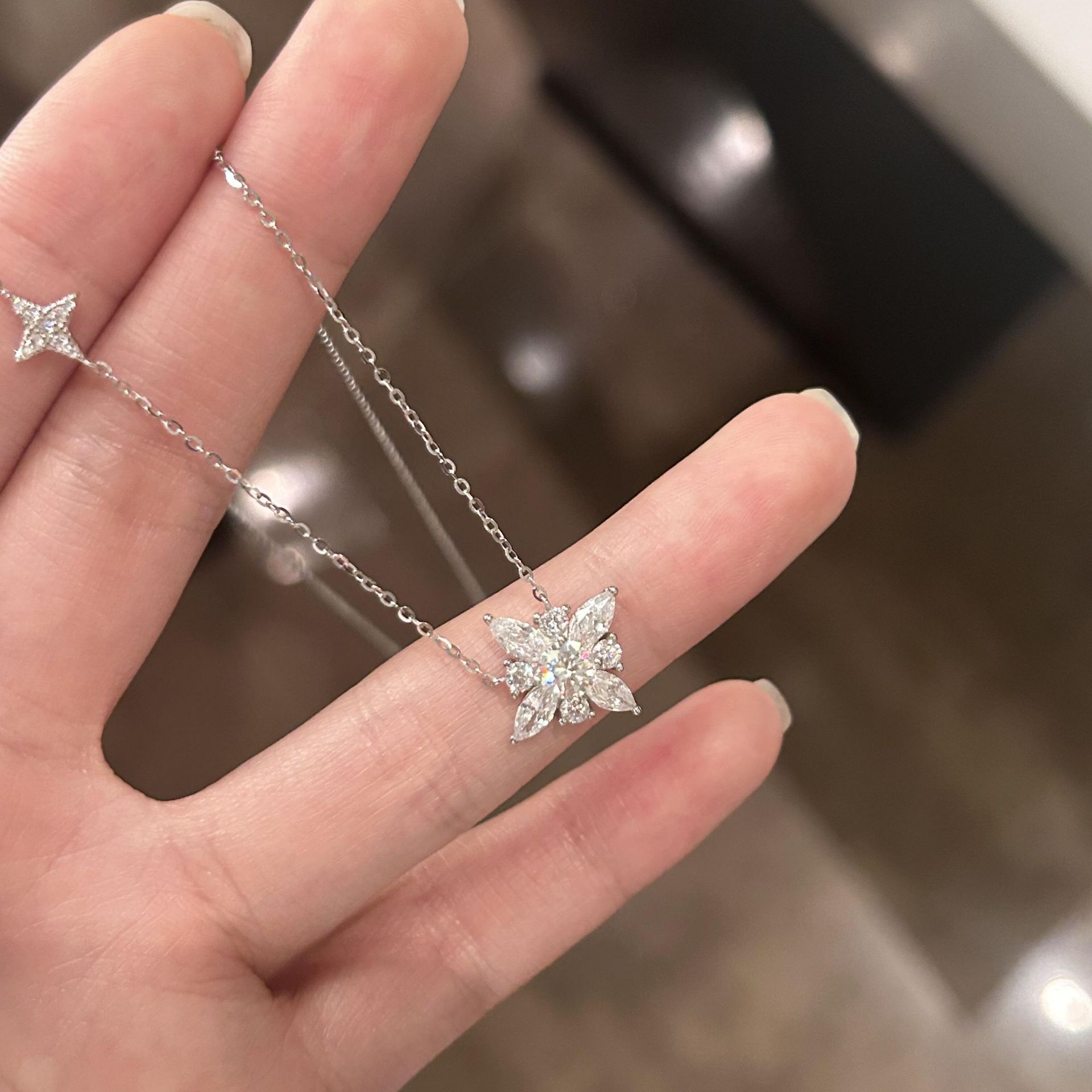 S925纯银光芒星星项链雪花镶钻高级感轻奢小众礼物高碳钻锁骨链女