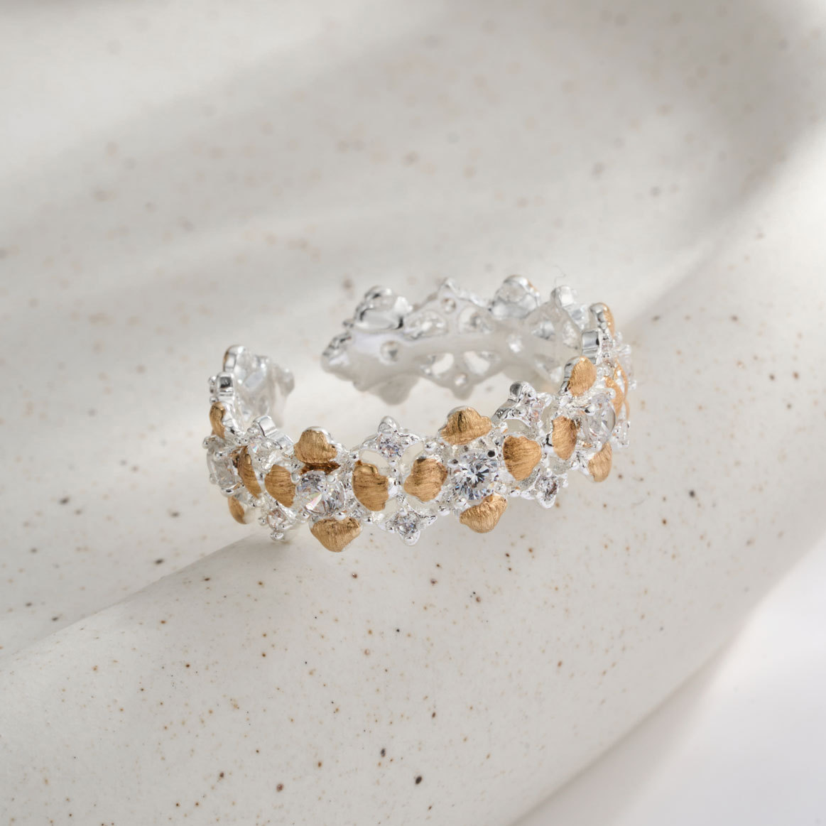 A niche and high-end two-color gold flower open ring, made of copper alloy, real gold electroplated, brushed and zirconium-inlaid adjustable ring details Picture