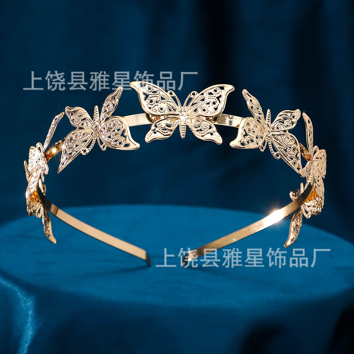 The new golden leaf hair band with a twist hair band exudes a simple and elegant charm. The leaf headband with a sense of hair pressing design is a hair accessory details Picture
