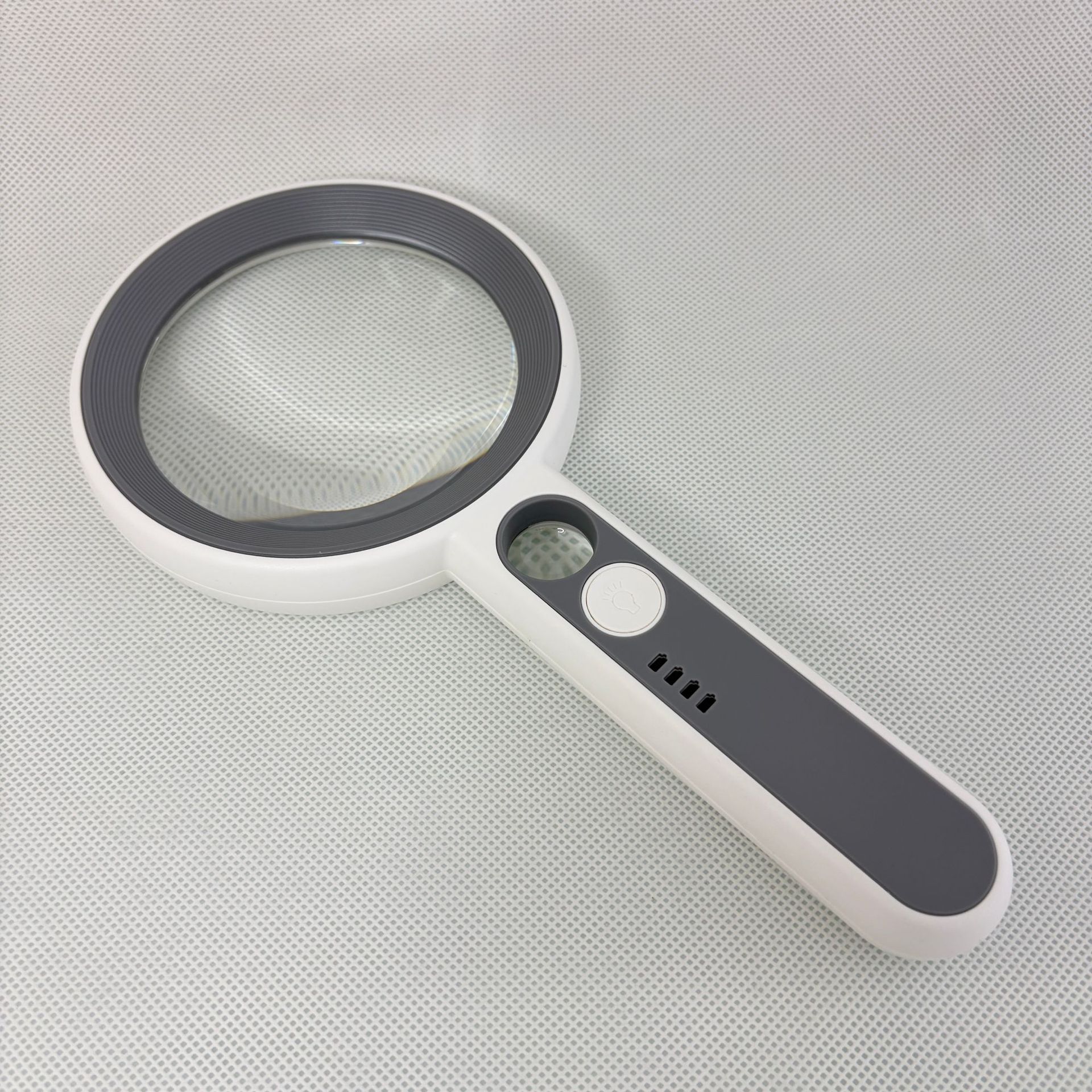 New 20-LED light strip battery level display handheld charging aspheric high-definition reading gift magnifying glass Application Scenario