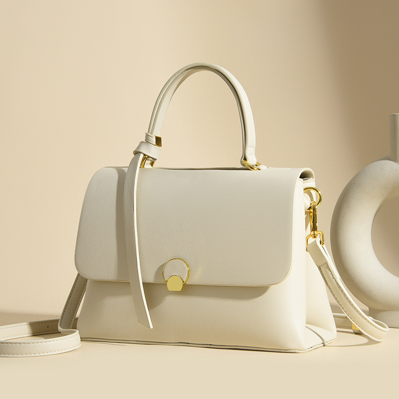 This year, a versatile single-shoulder crossbody bag is in vogue, while a high-quality, color-blocked hand-held women's bag is in vogue
